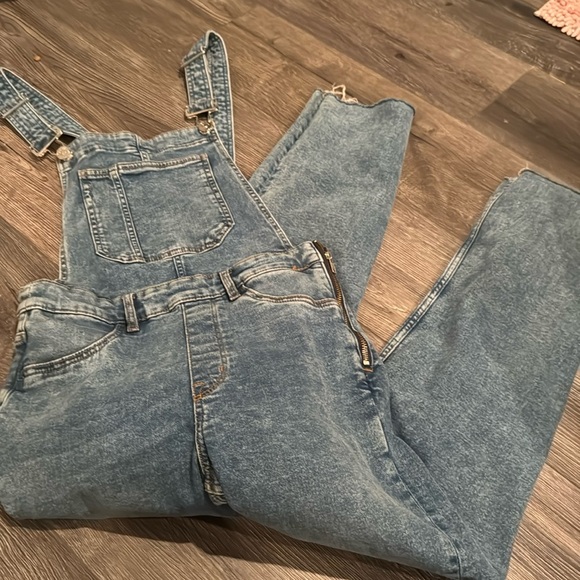 Divided Pants - Divided H&M denim overalls size 6 // 021803